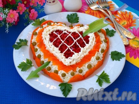 Теперь осталось оформить верх салата "Стрела Амура", как вам подскажет фантазия. Расскажу, как и чем украшала я. Сладкий красный перец следует нарезать мелкими кубиками и в форме сердца выложить в центр. Сердечко делаем меньшего размера, чем выложены желтки. Затем вокруг перца полосой выкладываем оставшийся натёртый яичный белок. Очищенную вареную морковку нарезаем кружочками. Часть кружочков из моркови разрезаем накрест - получатся треугольники с закруглённым краем. Оставшиеся кружочки из моркови разрезаем пополам. Треугольные кусочки моркови выкладываем вокруг сердечка из белка, а половинки кружков моркови выкладываем вокруг салата. На широкой полосе белков раскладываем консервированный горошек. Сверху на сердце прорисовываем майонезную сеточку. Стрелу я с помощью кухонных ножниц вырезала из зелёной части лука-порея. Тарелку оформляем зеленью и подаём салатик к столу.
