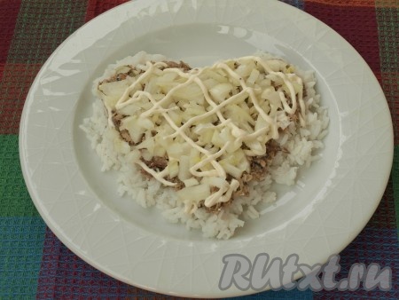 Очищенный лук нарезать небольшими кубиками, выложить поверх рыбного слоя, снова нанести майонезную сетку.
