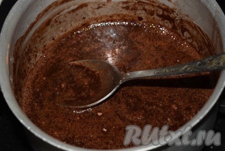 Ставим кастрюлю на медленный огонь и доводим до кипения.
