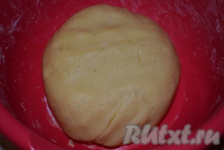 Приготовленное тесто по консистенции будет напоминать пластилин.
