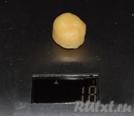 Остывшее тесто достаем из холодильника и начинаем формировать наших ёжиков. Для этого отщипываем кусочек теста равный, примерно, 18 граммам.
