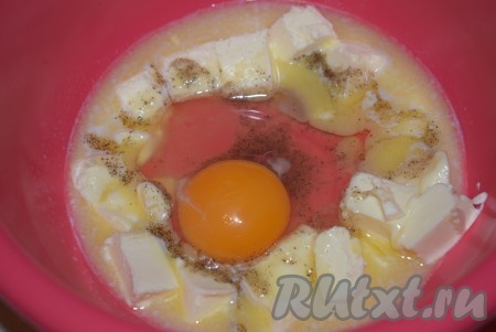 К размягченному маслу добавляем ванильный сахар, вбиваем яйцо.