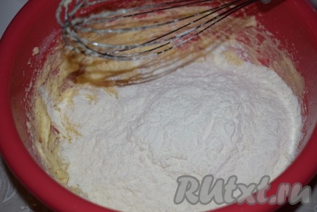 К получившейся массе по чуть-чуть добавляем муку, замешивая мягкое, гладкое, не липнущее к рукам тесто.