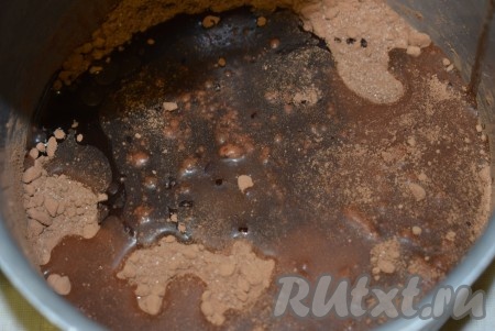 Растительное масло и воду вливаем к смеси какао и сахара, перемешиваем.
