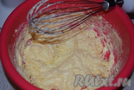 Получившуюся массу взбиваем миксером до однородности.
