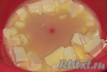 Для приготовления теста в миску выкладываем размягченное сливочное масло. У меня масло было холодным и я 30 секунд разогревала его в микроволновой печи (до размягчения).
