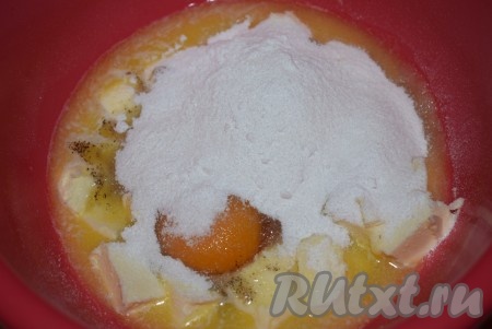 Далее всыпаем сахарную пудру.
