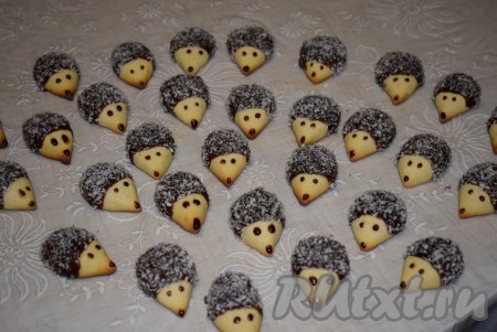 С помощью кисточки шоколадной помадкой рисуем получившимся ежикам глазки и носик.