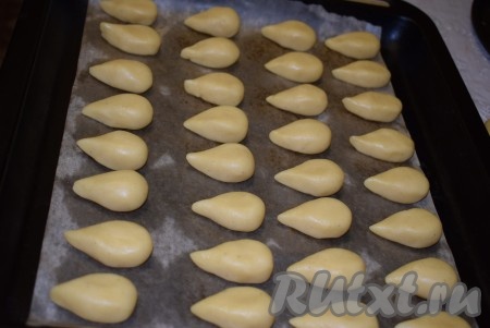 Сформированные печенюшки выкладываем на противень, который предварительно надо застелить пергаментом.