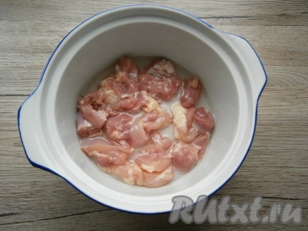 Куриное мясо нарезать кусочками и поместить в подходящую для СВЧ глубокую кастрюльку, влить воду. Кастрюльку накрыть крышкой и поместить в микроволновку на 3 минуты при мощности 750 Ватт.