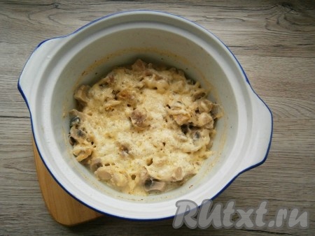 Курицу с грибами посолить, посыпать специями, влить сливки и посыпать все натертым сыром. Поместить блюдо в микроволновку еще на 3-4 минуты при мощности 750 Ватт.
