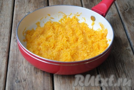 Жарить тыкву на небольшом огне, помешивая, 10-15 минут. Тыква должна стать мягкой, но не кашеобразной. Переложить тыквенную начинку для пирожков в миску и остудить.&nbsp;
