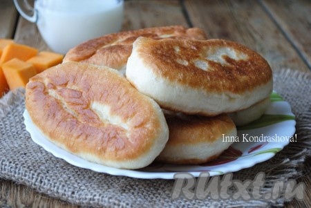 Выложить на бумажное полотенце, чтобы убрать излишки растительного масла. Вкусные жареные пирожки с тыквой готовы.