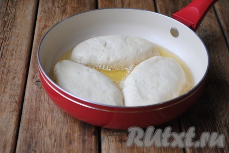 Дать пирожкам немного подойти, примерно, 5-10 минут. Затем пироги швом вниз выложить на разогретую с растительным маслом сковороду (растительное масло нужно налить слоем 1-1,5 см).&nbsp;
