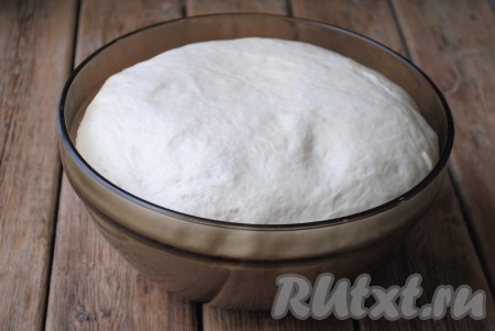 По истечении 1,5 часов тесто увеличится в объёме раза в 2 и с ним можно будет начинать работать.
