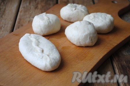 Закрепить края теста, формируя пирожок. Аналогично сформировать все пироги с тыквой.
