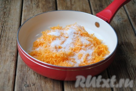 На сковороде растопить сливочное масло, выложить натертую тыкву, всыпать сахар и перемешать.
