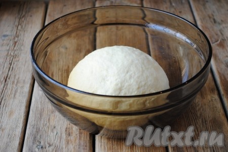 В небольшую мисочку раскрошить свежие дрожжи и всыпать сахарный песок, растереть ложкой и оставить на 5 минут при комнатной температуре. В тёплое молоко влить растительное масло и добавить соль, перемешать. Когда дрожжи с сахаром разойдутся (должна получиться&nbsp;пенная дрожжевая смесь), влить дрожжевую массу в смесь молока и масла, перемешать. Если Вы будете готовить с сухими дрожжами, тогда их надо добавить в тёплое молоко с сахаром, перемешать и подождать 10-15 минут (до появления пенной "шапочки"), затем влить масло и добавить соль, перемешать. В получившуюся смесь с дрожжами (то есть приготовленную с сухими или свежими дрожжами) аккуратно начать вводить просеянную муку. Всю муку сразу добавлять не надо, так как ее может понадобиться меньше или больше, в зависимости от влажности продукта. Замесить мягкое,&nbsp;но упругое тесто. Выложить тесто в миску, накрыть полотенцем и оставить в тепле на 1,5 часа.&nbsp;Спустя минут 40 можно аккуратно обмять тесто и отправить дальше отдыхать.
