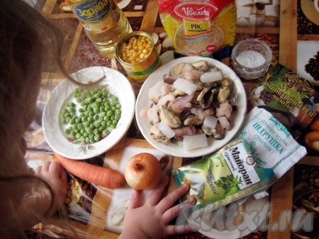 Ингредиенты для приготовления риса с морепродуктами.