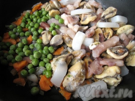 Морковь и лук порезать, обжарить на растительном масле, посолить и добавить горошек, кукурузу и замороженные морепродукты, потушить в образовавшемся соусе минут 5.