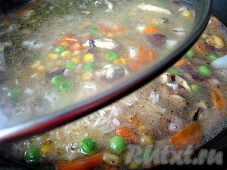 Довести до закипания, убавить огонь до слабого, закрыть крышкой, не открывать и не помешивать.