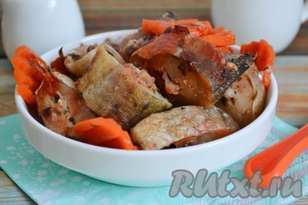 Минтай, запеченный в томате в духовке, получается сочным, ароматным и очень вкусным.
