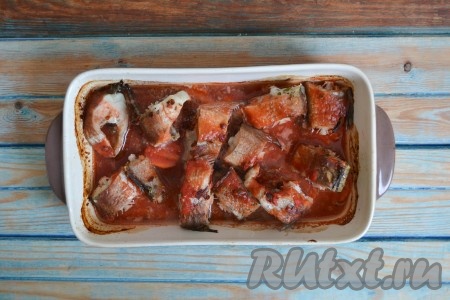 Запекать минтая в томате 20-25 минут при температуре 180-200 градусов.
