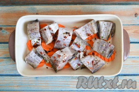 Сверху выложить кусочки минтая.
