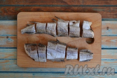 Разрезать рыбу на небольшие кусочки.
