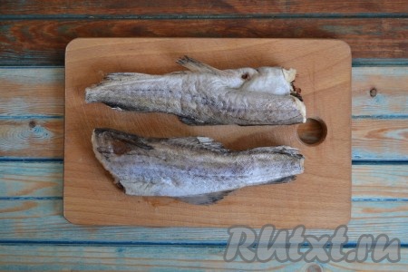 Разморозить и тщательно вымыть минтая. Внутри брюшка нужно обязательно удалить черную пленочку, иначе будет горчить в готовом блюде. Пленочка удаляется очень легко: в одном месте подцепить и с легкость стянуть одним движением.