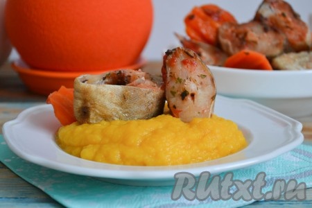 Вместе с такой вкусной рыбкой можно подать картофельное пюре, каши или овощные салаты.
