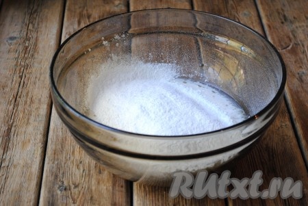 Всыпая частями просеянную муку (муки может понадобиться чуть больше или меньше), замесить&nbsp;не липнущее к рукам, мягкое тесто. 
