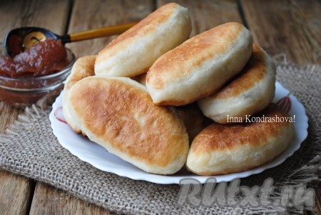 Для того чтобы убрать излишки растительного масла, готовые пирожки&nbsp;выкладывать на бумажное полотенце.
