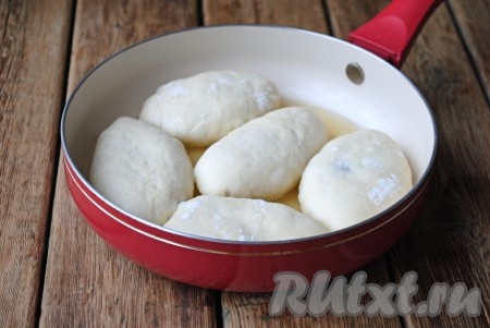 Растительное масло налить в сковороду (слой масла должен быть 1-1,5 см), хорошо его нагреть и выложить пирожки швом вниз.&nbsp;
