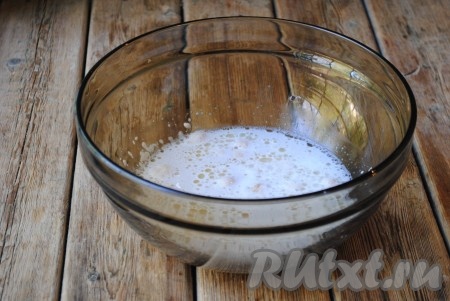 В "ожившие" дрожжи влить растительное масло и всыпать соль, перемешать.
