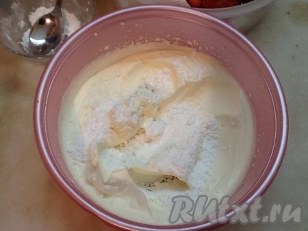 Добавляем сахарную пудру и ещё раз взбиваем несколько секунд, плавно увеличивая, а затем уменьшая скорость вращения венчиков.