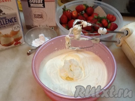 Продолжаем взбивать на большой скорости, пока масса не увеличится в объёме в два раза. Затем постепенно уменьшаем скорость и выключаем миксер. Должны появиться круги от венчиков - значит сливки взбились.