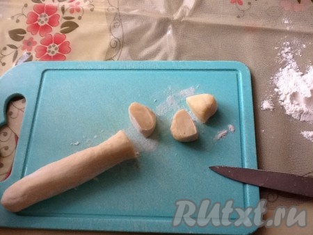 Теперь настал приятный момент - достаём наше тесто и начинаем лепить бабушкины пельмени. Для этого отрезаем кусочек теста поперёк и скатываем из него колбаску.