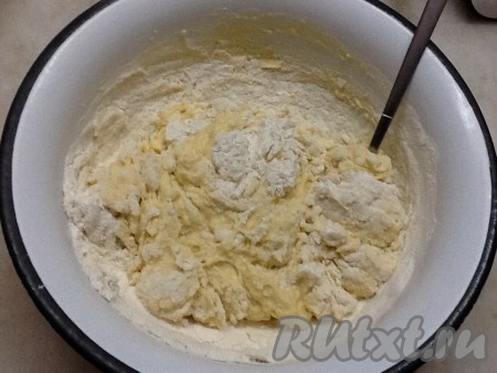 Постепенно добавляем муку небольшими порциями и аккуратно перемешиваем.