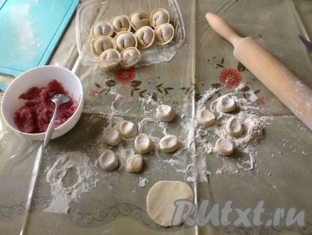 Таким способом лепим остальные пельмени. Складываем их на посыпанную доску или другую ёмкость - на небольшом расстоянии друг от друга, чтобы не слиплись до заморозки. Сверху можно припылить мукой.