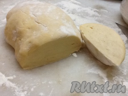 Теперь настал приятный момент - достаём наше тесто и начинаем лепить бабушкины пельмени. Для этого отрезаем кусочек теста поперёк и скатываем из него колбаску.