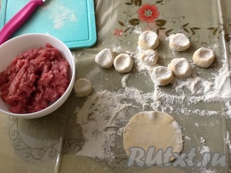 Режем колбаску из теста на кусочки по 1,5 см толщиной, приминаем их слегка в муке и раскатываем круглые заготовки для пельменей. Фарш лучше отложить в маленькую мисочку, чтобы он не заветривался, как говорила моя бабушка, пока мы лепим наши пельмешки. Ведь это процесс творческий и не торопливый! По мере необходимости будем добавлять фарш в мисочку, а основную массу убирать в холодильник!
