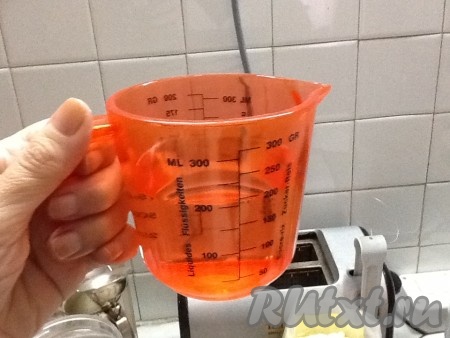 Затем отмеряем 200 мл прохладной кипячёной воды и выливаем в миску с яйцом.