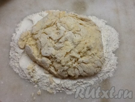 Когда тесто станет достаточно густым, выкладываем его на обильно посыпанную мукой поверхность и продолжаем вымешивать руками. При необходимости, добавляем муку, пока тесто не перестанет липнуть к рукам.