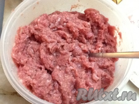 Фарш хорошенько вымесить до пышности.