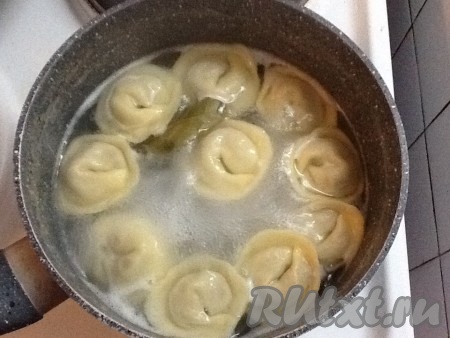 Доводим до кипения подсоленную воду и после этого опускаем туда пельмени. Добавляем лавровый листик. Наливаем стакан обычной холодной воды и ставим рядом с кастрюлей. Варим пельмени, после того как они всплывут, примерно, 7 минут на небольшом огне, периодически доливая холодную воду, чтобы наши пельмешки не убегали.