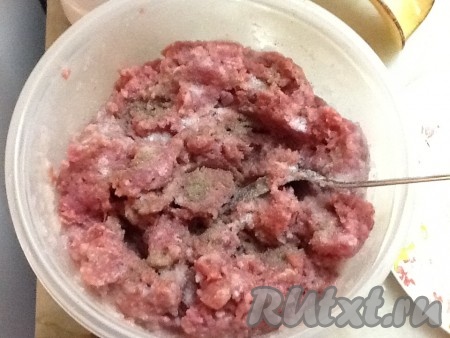 Пока тесто отдыхает, займёмся фаршем. У меня уже перекрученное мясо говядины и свинины с добавлением лука. Фарш солим и перчим, а также добавляем холодную кипячёную воду.