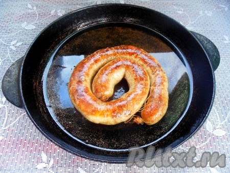 Обжаривайте на небольшом огне по 7-10 минут с каждой стороны без крышки (до золотистого, румяного цвета). Такую колбасу можно не обжаривать, а запечь её в разогретой духовке при температуре 170-180 градусов в течение 25 минут, налив на противень смалец или растительное масло (перед запеканием оболочку колбасы обязательно нужно смазать с помощью силиконовой кисточки сметаной, растительным маслом или растопленным смальцем, чтобы она не пристала к противню).
