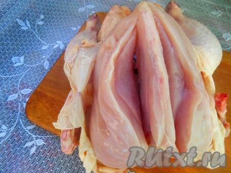 Мне нравится, когда в домашней колбасе присутствуют на срезе крупные кусочки мяса. Поэтому половину мяса я пропускаю через мясорубку, а другую половину - нарезаю на кусочки. Курицу промойте под проточной водой, снимите шкуру и жир, отделите мясо от костей. Куриные кости не выбрасывайте, из них можно приготовить отличный бульон для первых блюд.
