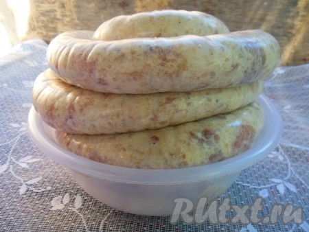 Из указанного количества ингредиентов в сыром виде у меня получилось 3 килограмма 200 грамм домашней колбасы из свинины и курицы.
